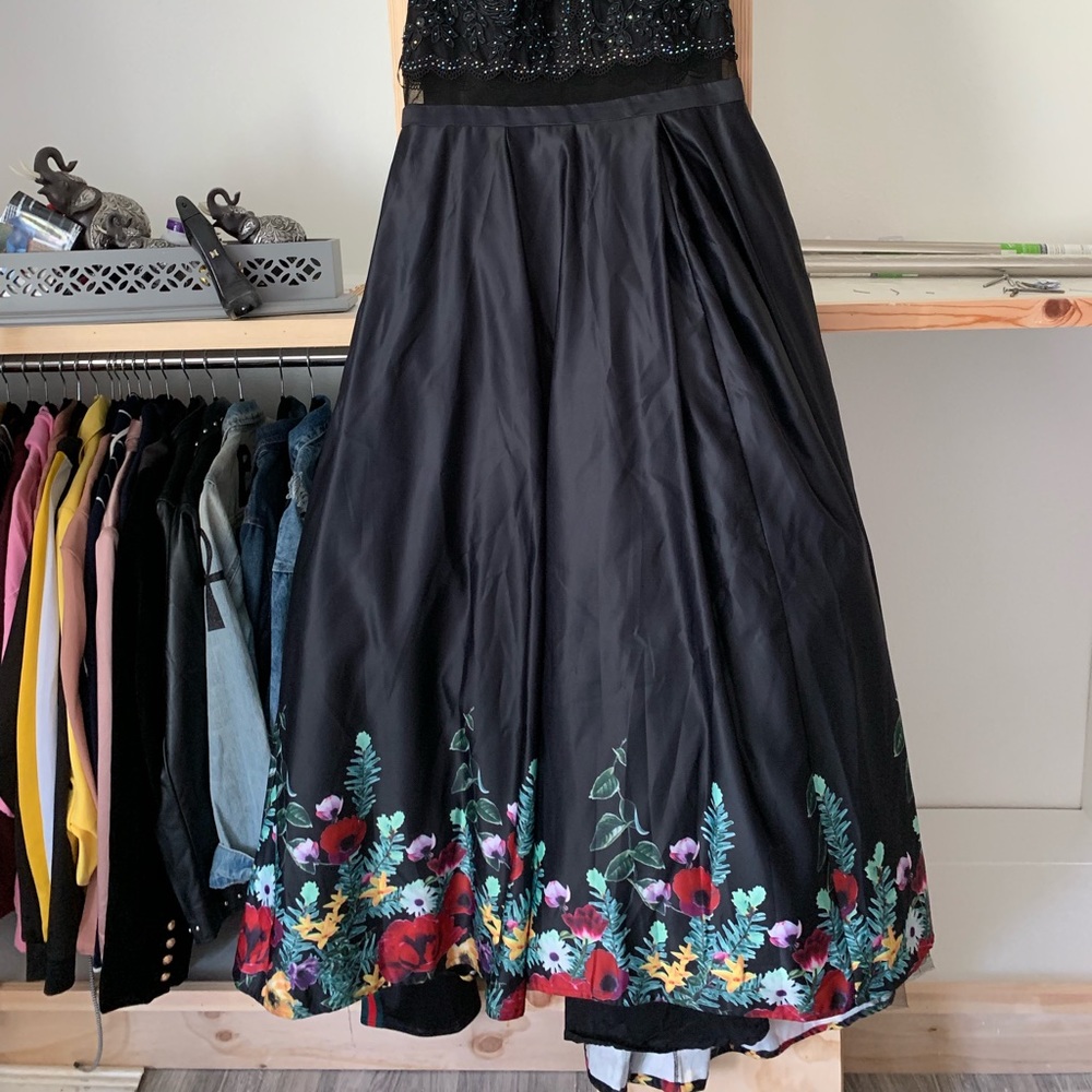 Beautiful Ballgown. - Picture 2 of 7